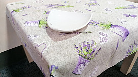 Esperamos con ansias la primavera. Nuevos manteles y ropa de cama con flores.