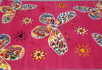 Mariposas de colores en la alfombra.