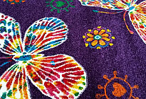 Mariposas de colores en la alfombra.