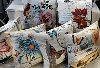 Almohadas en estilo retro.