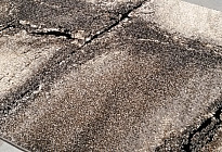 Alfombra en piezas con diseño de mármol.
