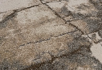 Alfombra en piezas con diseño de mármol.