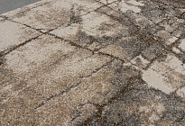 Alfombra en piezas con diseño de mármol.