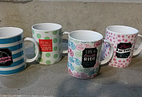 Nueva colección de tazas retro en caja de regalo.