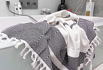 Estamos equipando el baño. Toallas de baño, toallas, alfombras, textiles para el baño.
