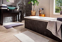 Estamos equipando el baño. Toallas de baño, toallas, alfombras, textiles para el baño.