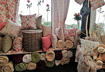 UNA INUNDACIÓN DE FLORES SOBRE TELAS DE LA COLECCIÓN TWISTER JARDINS