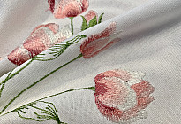 Manteles bordados con motivos primaverales.