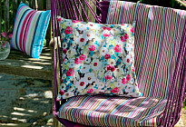 Ambiente veraniego en la terraza: abrazando los colores y estampados de Monet