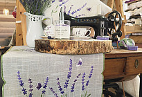 Un mundo de lavanda lleno de fragancia y elegancia.