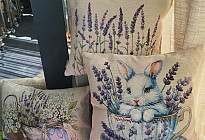 Un mundo de lavanda lleno de fragancia y elegancia.