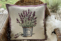 Un mundo de lavanda lleno de fragancia y elegancia.