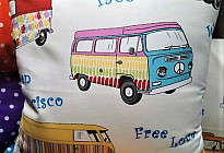 Autobuses alegres y lunares de colores