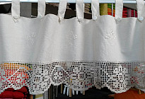 Cortina con borde de crochet
