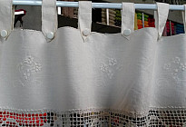 Cortina con borde de crochet