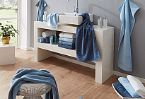 Estamos equipando el baño. Toallas de baño, toallas, alfombras, textiles para el baño.