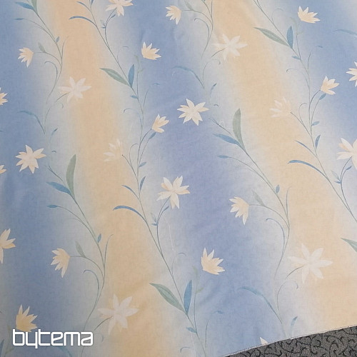 Cortina azul claro con flores.