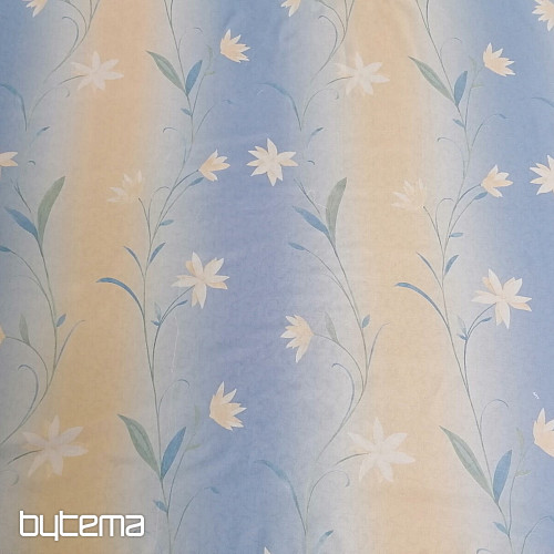 Cortina azul claro con flores.