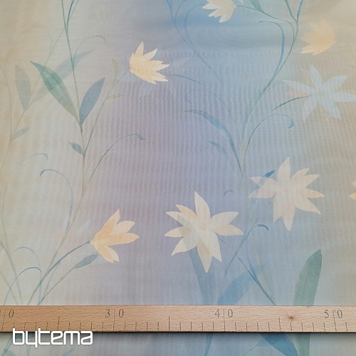 Cortina azul claro con flores.