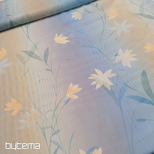 Cortina azul claro con flores.