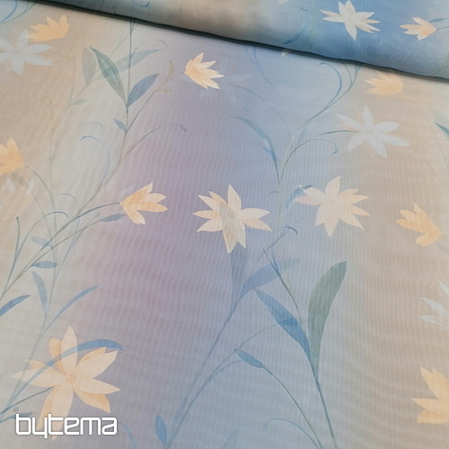 Cortina azul claro con flores.