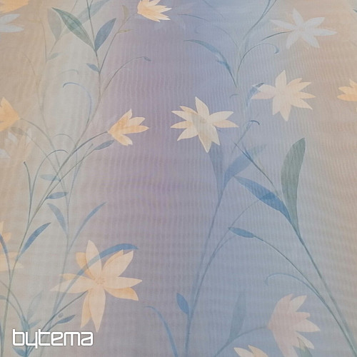 Cortina azul claro con flores.