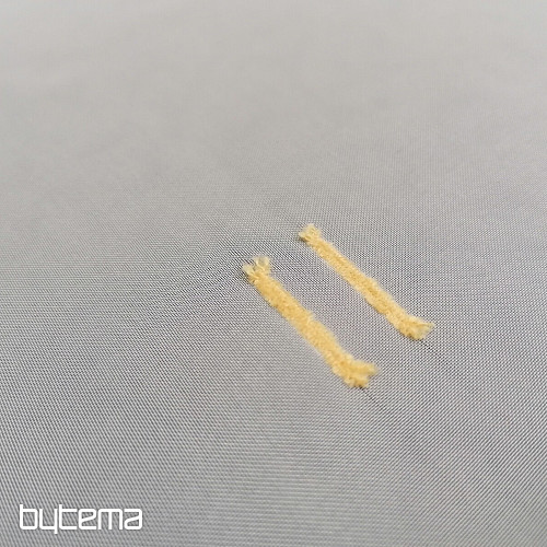 Cortina de gasa color crema claro con líneas cosidas en naranja claro