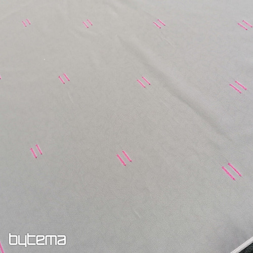 Cortina de gasa color crema claro con líneas pespunteadas en rosa