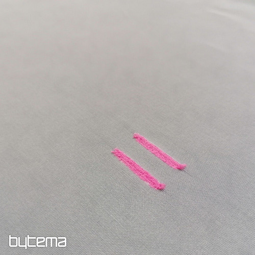 Cortina de gasa color crema claro con líneas pespunteadas en rosa