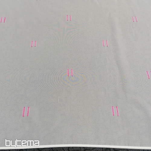 Cortina de gasa color crema claro con líneas pespunteadas en rosa