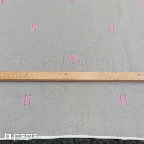 Cortina de gasa color crema claro con líneas pespunteadas en rosa