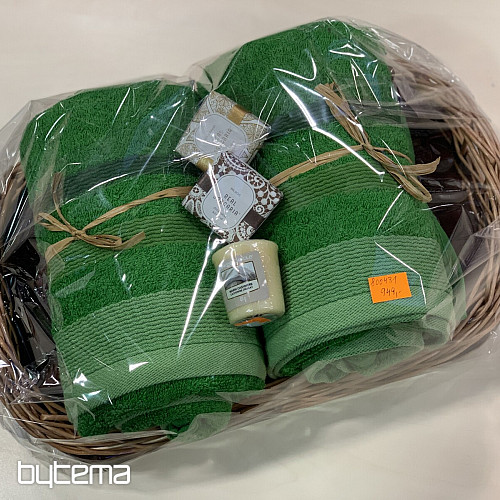 Juego de regalo de toallas en bandeja de mimbre envueltas en celofán - verde