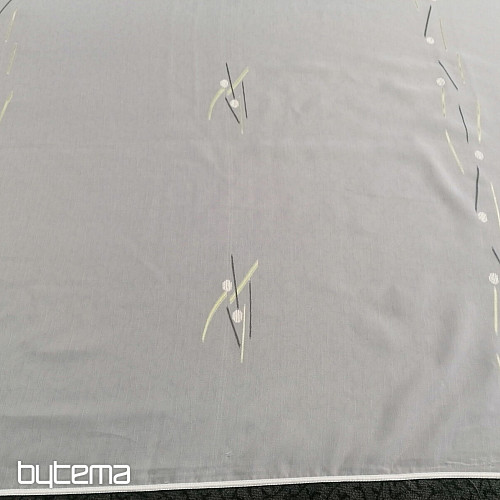 Cortina de gasa blanca con líneas verde-negras.
