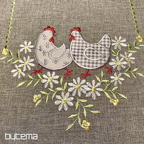 Mantel y pañuelo de Pascua bordado GALLINA Y FLORES gris