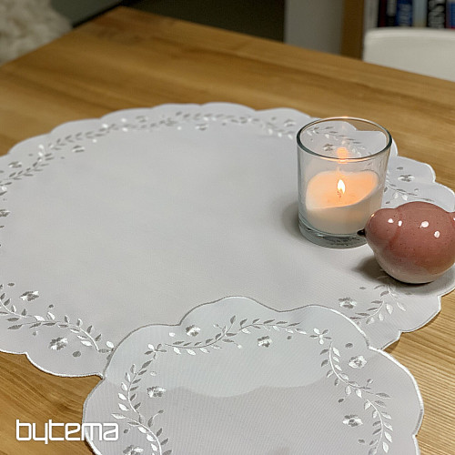 Mantel y pañuelo FLORES BLANCAS bordado