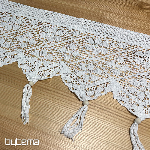 Cortina de vidrieras terminada con FLORES DE GANCHILLO BLANCAS