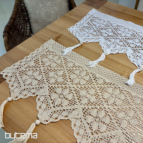 Cortina de vidrieras terminada con FLORES DE GANCHILLO BLANCAS