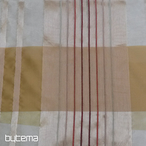 Cortina: una combinación de gasa y organza con tiras de chenilla.
