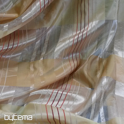 Cortina: una combinación de gasa y organza con tiras de chenilla.