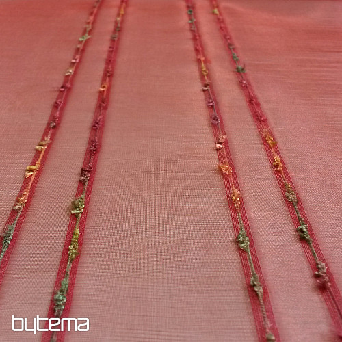 Cortina de gasa roja con rayas.