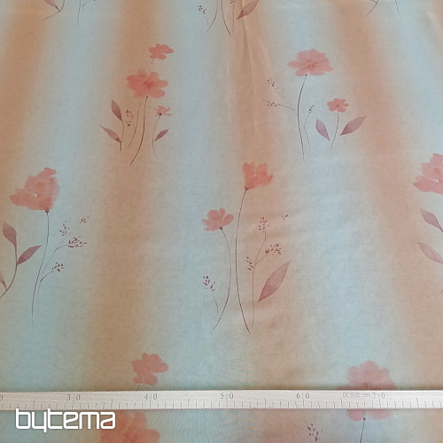 Cortina naranja con flores.