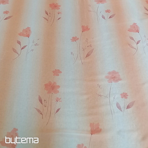 Cortina naranja con flores.
